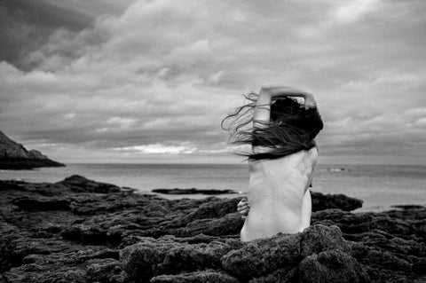 Jeune Fille Sur Les Rochers
